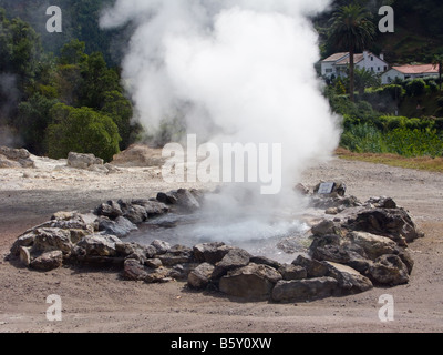 Hot spring avec naturellement de l'eau bouillante à Furnas, São Miguel, Açores, Portugal Banque D'Images