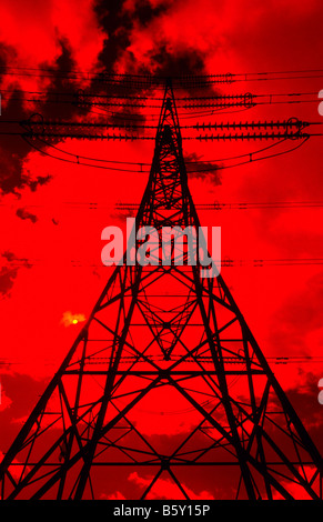 L'électricité à haute tension pylône silhouette - (filtre rouge ajouté à lens). Banque D'Images