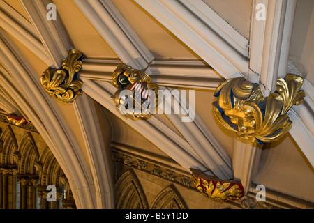 Le transept sud restauré toit de la cathédrale de York, York, Angleterre, montrant les pierres tombales en bois doré. Banque D'Images