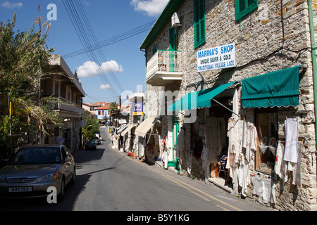 Scène de rue typique dans le village de Lefkara célèbre pour la dentelle et de l'artisanat d'argent à Chypre Banque D'Images