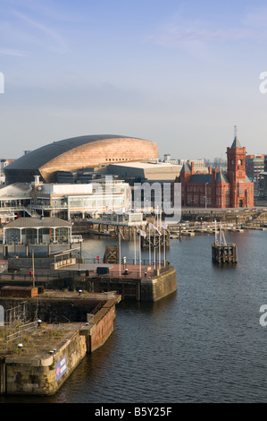 Tôt le matin au bord de la baie de Cardiff Pierhead Building Wales Millennium Centre, Mermaid Quay, le Pays de Galles UK Banque D'Images