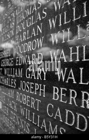 Un gros plan des noms gravés sur le mémorial de la guerre d'Iwo Jima Banque D'Images
