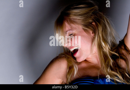 Jeune femme en riant et la fête dans une boîte de nuit. Banque D'Images