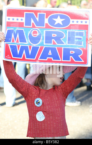 Jeune fille est titulaire d'un signe de protestation contre la guerre. Banque D'Images