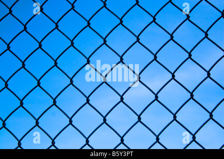 Closeup détail d'une clôture de plus d'un ciel bleu Banque D'Images