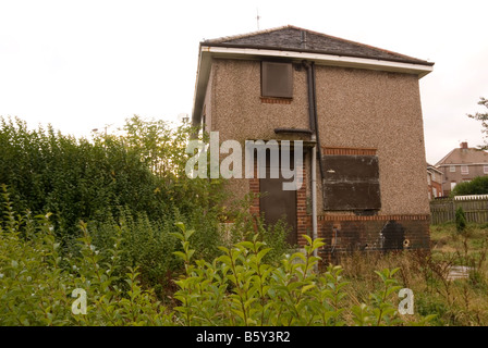 Vue extérieure du côté d'une maison vide barricadés, Nodder, Sheffield, Angleterre Banque D'Images