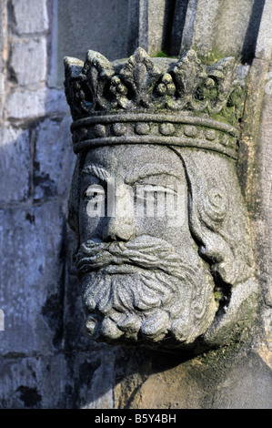 Homme sculptée tête couronnée. Porte ouest, Sainte Trinité, l'église paroissiale de Kendal, Kendal, Cumbria, Angleterre, Royaume-Uni, Europe. Banque D'Images