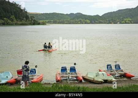 Des bateaux pour les touristes dans le lac de cratère de Furnas, São Miguel, Açores, Portugal Banque D'Images