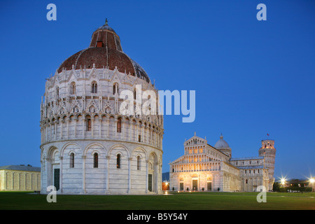 Le baptistère, le Duomo et la Tour Penchée de Pise, au crépuscule, le Campo Dei Miracoli, Pisa, Italie. Banque D'Images