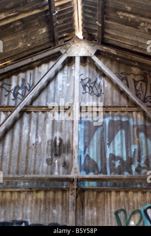 Une ancienne structure qui est couvert de graffitis Banque D'Images