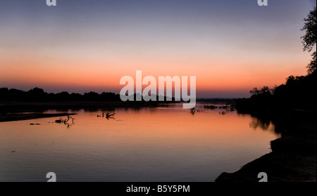 Coucher de soleil sur la rivière au Parc National de South Luangwa en Zambie Banque D'Images