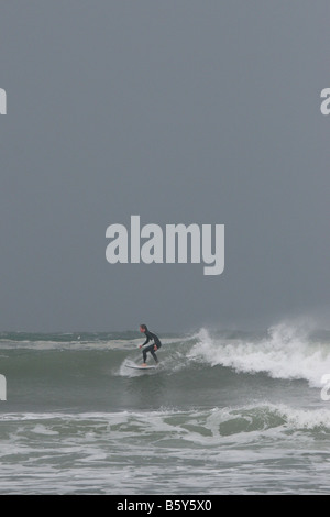 Surf Surfer des vagues à la plage de Towan, Newquay, Cornwall, UK Banque D'Images