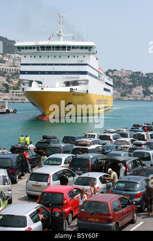 Les passagers sur le quai à regarder comme Mega Express 4, le ferry de Corse docks du port de Nice, Côte d'Azur, France Banque D'Images