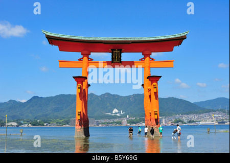 La porte flottante, Miyajima cho, Hatsukaichi, Préfecture de Hiroshima, Japon Banque D'Images