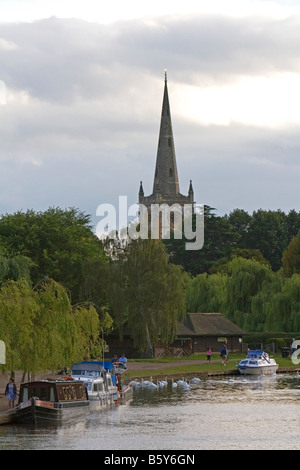 Clocher de l'église de la Sainte Trinité, sur les rives de la rivière Avon à Stratford upon Avon, Warwickshire, Angleterre Banque D'Images