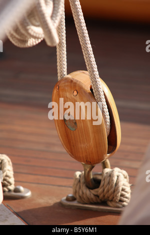 La poulie en bois dans un navire Banque D'Images