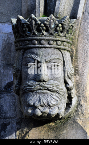 Homme sculptée tête couronnée. Porte ouest, Sainte Trinité, l'église paroissiale de Kendal, Kendal, Cumbria, Angleterre, Royaume-Uni, Europe. Banque D'Images