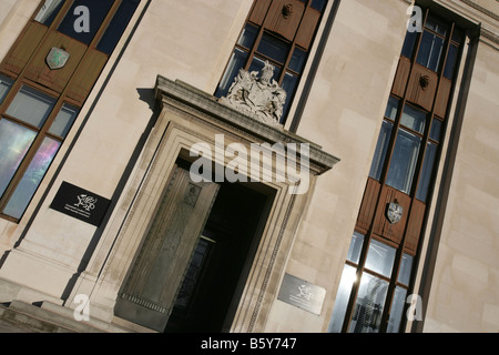 Ville de Cardiff, Pays de Galles. Le bâtiment de la Couronne à Cathays Park est le siège social complexe pour le gouvernement de l'Assemblée. Banque D'Images