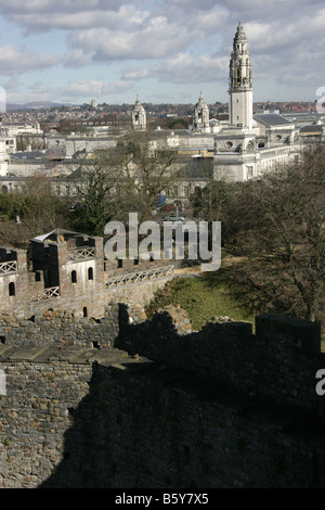 Ville de Cardiff, Pays de Galles. Vue sur les toits de la ville de Cardiff et le château de Cardiff murs depuis le sommet de la donjon normand. Banque D'Images