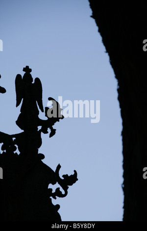 Ange avec croix en haut de porte en fer forgé à Rome Italie Banque D'Images