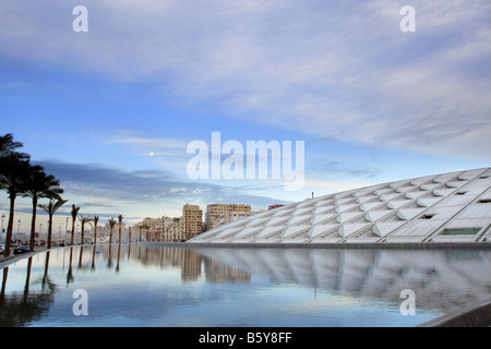 Bibliotheca Alexandrina la nouvelle bibliothèque d'Alexandrie en Égypte au coucher du soleil Banque D'Images