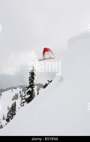 Ski et snowboard au cours de ski et de l'héliski cat voyages de ski dans la région de Whistler en Colombie-Britannique Banque D'Images