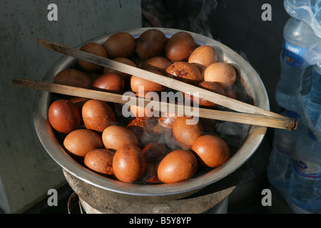 Les oeufs bouillis dans du thé chinois en vente sur le marché de la Chine Beijing Wangfujing Banque D'Images