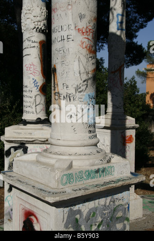 Écrit graffiti sur les colonnes de Park, Rome Banque D'Images