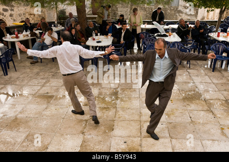 Les hommes grecs à danser à un Panayiri, une fête locale. Proastio près de Kalamata dans le sud du Péloponnèse Grèce Mani extérieur Banque D'Images