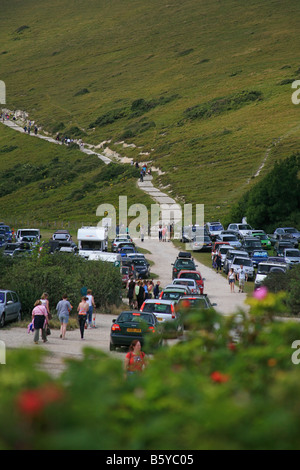 Les promeneurs sur le sentier côtier du sud-ouest de Lulworth Cove, à Dorset, Angleterre, RU Banque D'Images