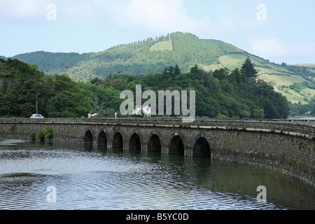 Le pont sur le Twin Lakes à Sete Cidades. Lagoa Verde au premier plan. São Miguel, Açores, Portugal Banque D'Images