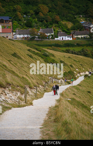 Les promeneurs sur le sentier côtier du sud-ouest de Lulworth Cove, à Dorset, Angleterre, RU Banque D'Images