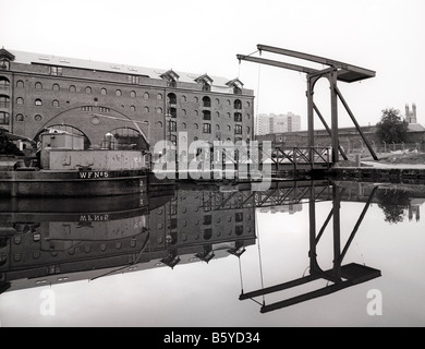 UK Angleterre Manchester Castlefield Quay château pont sur l'inclinaison du bassin du Canal de Bridgewater Banque D'Images