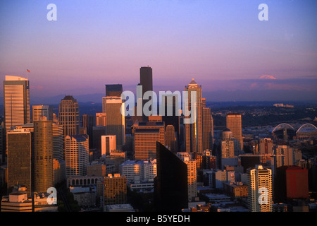 Seattle skyline at Dusk avec le Mont Rainier dans l'arrière-plan Banque D'Images