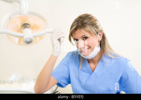 Assistant dentaire smiling et réglage de la lampe Banque D'Images