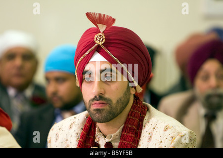 Nettoyer en Sikh Gurdwara ou temple de jour de mariage Banque D'Images