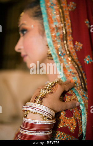 Femme Sikh se préparer pour sa cérémonie de mariage dans le temple Sikh Gurdwara ou uk, mariée, robe de mariée, Sikh traditionnel, Banque D'Images