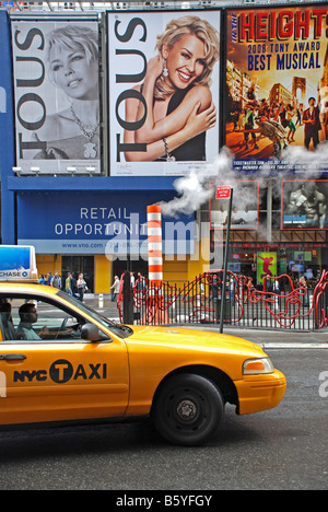 New York taxi jaune sur Broadway Banque D'Images