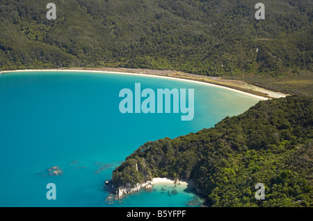 Point de récif et Onetahuti Beach Parc national Abel Tasman Nelson Region ile sud Nouvelle Zelande aerial Banque D'Images