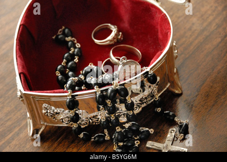 Rosaire et boîte à bijoux en forme de coeur de mariage Banque D'Images