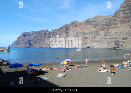 Plage de sable noir, Los Gigantes, Santiago del Teide, Tenerife, Canaries, Espagne Banque D'Images