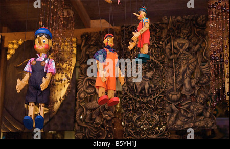 La marionnette à Bangkok une chaîne les sculptures en bois peint à la main Banque D'Images