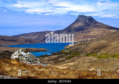 La Stac Pollaidh distinctif, ou Stac Polly, montagne et loch Lurgainn prises à partir de la seule piste road à la sortie de l'A835, l'Ecosse Banque D'Images