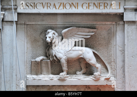 Assicurazioni Generali, une compagnie d'assurance Italienne, utilise le lion de Saint Marc comme c'est marque déposée. Ce bureau est à Venise. Banque D'Images