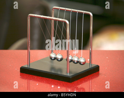 Newton's Cradle jeu sur table rouge Banque D'Images