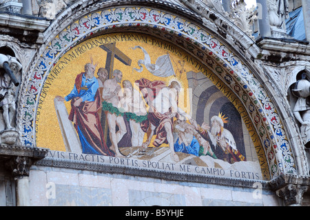 Visites de l'enfer, le Christ une mosaïque sur la façade ouest de la Basilique dei San Marco, Venise, Italie. Banque D'Images