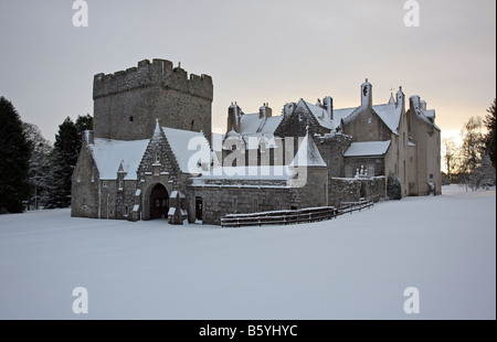 Château de tambour dans le Royal Deeside, Aberdeenshire, Ecosse, vu en hiver avec une couverture de neige. Banque D'Images