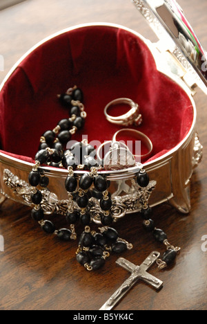 Rosaire et boîte à bijoux en forme de coeur de mariage Banque D'Images