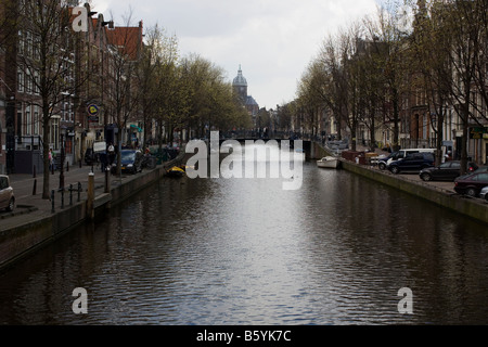 Vue de l'Oudezijds Voorburgwal à Amsterdam avec Nicolasskerk dans l'arrière-plan Banque D'Images