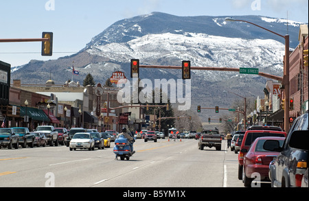 Encadrée de montagnes Rocheuses enneigées, Sheridan Avenue, rue principale de Cody, Wyoming, rendu célèbre par Buffalo Bill Banque D'Images